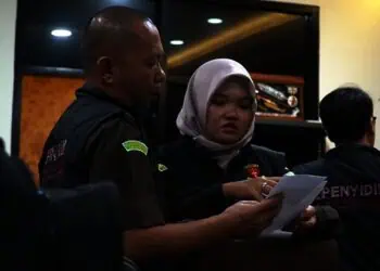 Tim penyidik bidang tindak pidana khusus Kejaksaan Negeri Kabupaten Tangerang memeriksa berkas saat melakukan penggeledahan di kantor DPMPD Kabupaten Tangerang. (ISTIMEWA)