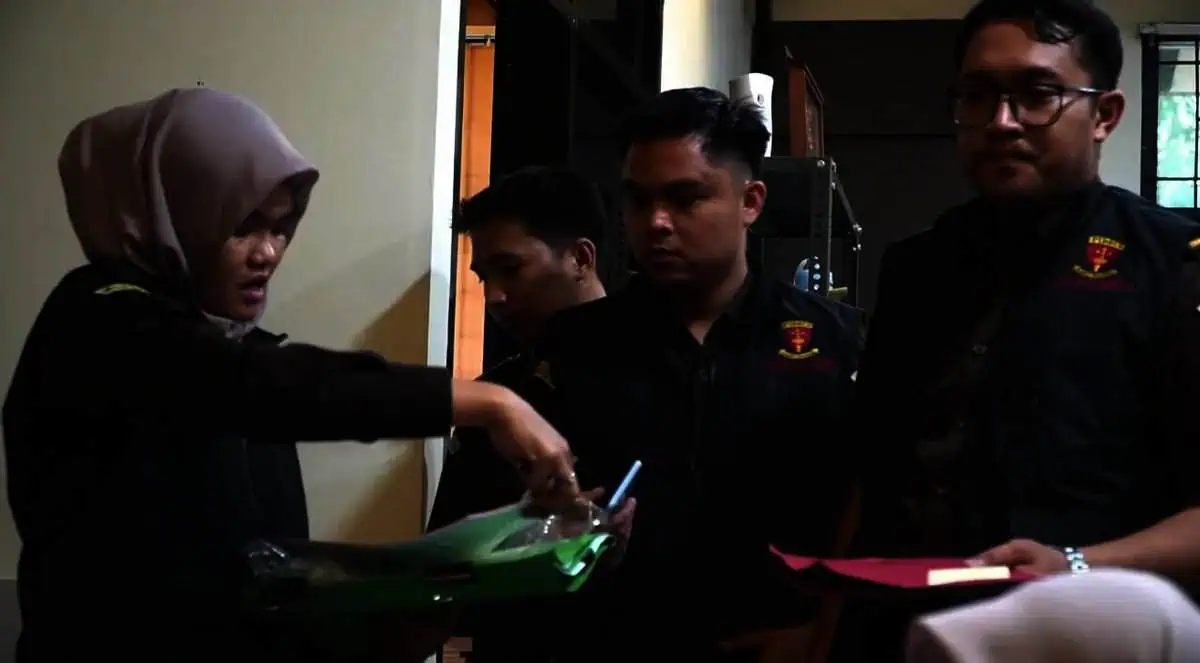 BREAKING NEWS: Penyidik Kejari Geledah Kantor DPMPD Kabupaten Tangerang BREAKING NEWS: Penyidik Kejari Geledah Kantor DPMPD Kabupaten Tangerang