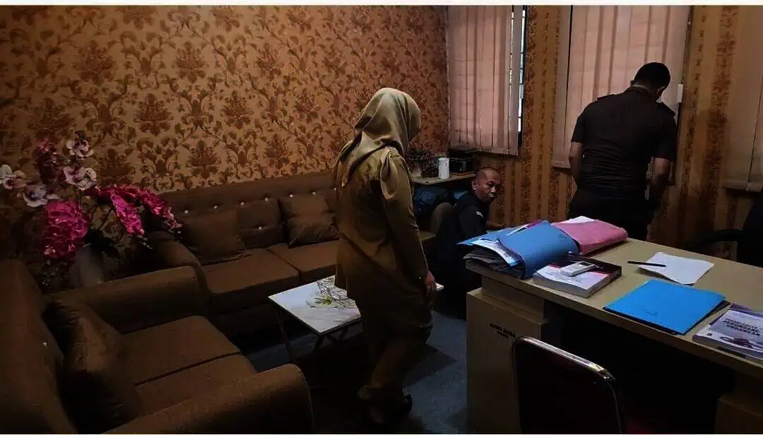 BREAKING NEWS: Penyidik Kejari Geledah Kantor DPMPD Kabupaten Tangerang BREAKING NEWS: Penyidik Kejari Geledah Kantor DPMPD Kabupaten Tangerang
