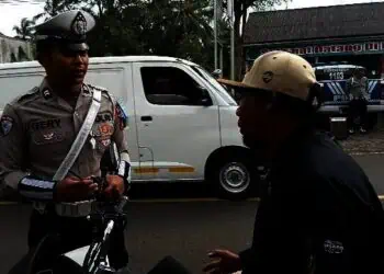 Petugas Satlantas Polres Pandeglang, memberikan arahan kepada pengendara, saat Operasi Keselamatan Maung 2025, Senin (10/2025). (ADIB FAHRIE/SATELITNEWS.COM)