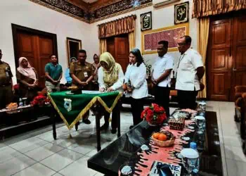 Untuk memenuhi kebutuhan air bersih bagi masyarakat di wilayah Pandeglang Selatan, dan mendukung operasional Kawasan Ekonomi Khusus (KEK) Tanjung Lesung. Akhirnya, Kementerian Pekerjaan Umum dan Perumahan Rakyat (PUPR) menyerahkan pengelolaan Sistem Penyediaan Air Minum (SPAM) Kawasan Strategis Pariwisata Nasional (KSPN) Tanjung Lesung, kepada Pemerintah Kabupaten (Pemkab) Pandeglang melalui Perusahaan Umum Daerah Air Minum (Perumdam) Tirta Berkah. (ISTIMEWA)