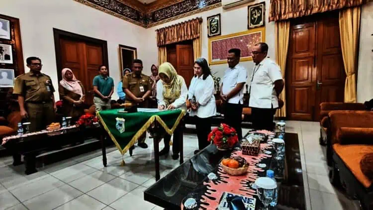 Untuk memenuhi kebutuhan air bersih bagi masyarakat di wilayah Pandeglang Selatan, dan mendukung operasional Kawasan Ekonomi Khusus (KEK) Tanjung Lesung. Akhirnya, Kementerian Pekerjaan Umum dan Perumahan Rakyat (PUPR) menyerahkan pengelolaan Sistem Penyediaan Air Minum (SPAM) Kawasan Strategis Pariwisata Nasional (KSPN) Tanjung Lesung, kepada Pemerintah Kabupaten (Pemkab) Pandeglang melalui Perusahaan Umum Daerah Air Minum (Perumdam) Tirta Berkah. (ISTIMEWA)