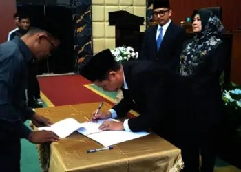 Ketua DPRD Pandeglang Tb Agus Khatibul Umam menandatangani berita acara rapat paripurna usulan pemberhentian Bupati dan Wakil Bupati Pandeglang. (ADIB FAHRIE/SATELITNEWS.COM)