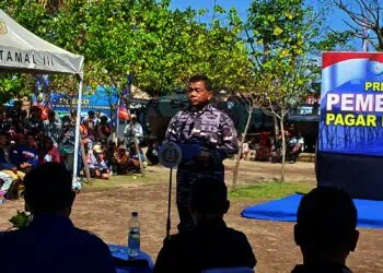 Aspotmar Kasal Mayjen TNI (Mar), Hermanto saat memberikan pemaparan kepada personel di Pantai Tanjung Pasir, Kecamatan Teluknaga, Kamis (13/2), dalam persiapan pembongkaran pagar laut dihari terakhir. (ALFIAN/SATELIT NEWS)