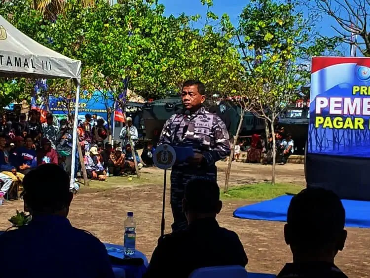 Aspotmar Kasal Mayjen TNI (Mar), Hermanto saat memberikan pemaparan kepada personel di Pantai Tanjung Pasir, Kecamatan Teluknaga, Kamis (13/2), dalam persiapan pembongkaran pagar laut dihari terakhir. (ALFIAN/SATELIT NEWS)