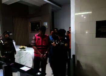 Petugas Kejaksaan Negeri Kabupaten Tangerang, terlihat sedang menggiring tersangka WA menuju mobil untuk dibawa ke Rutan Kelas IIB Serang, Provinsi Banten, Kamis (13/2). (ALFIAN/SATELIT NEWS)
