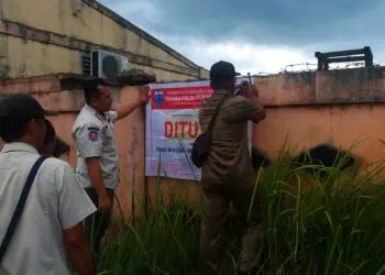 Petugas Satpol-PP Kabupaten Pandeglang, segel THN. (ISTIMEWA)