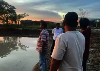 Warga menunjukkan lokasi kejadian, tenggelamnya korban dan ditemukan meninggal dunia, Kamis (13/2/2025). (ISTIMEWA)
