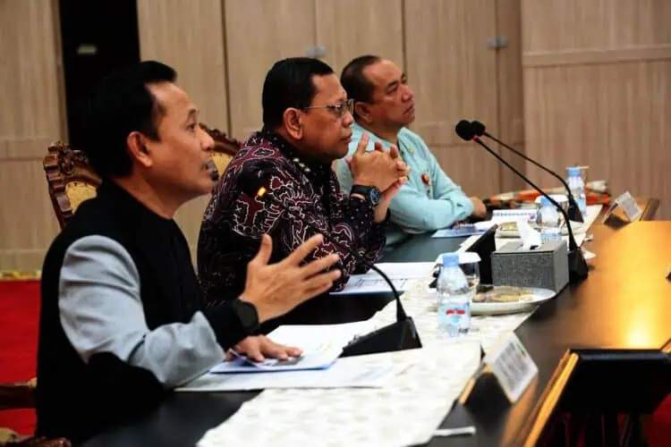 rapat koordinasi terkait potensi peningkatan pelayanan Asrama Haji Grand El Hajj Provinsi Banten menjadi embarkasi haji di Pendopo Gubernur Banten, KP3B Curug, Kota Serang, Jumat (14/2/2025). (ISTIMEWA)