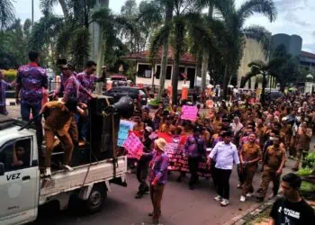Ratusan aparatur desa yang tergabung dalam Persatuan Perangkat Desa Indonesia (PPDI) Kabupaten Pandeglang, berunjuk rasa di depan gedung Badan Pengelola Keuangan Daerah (BPKD) dan DPRD Kabupaten Pandeglang, Senin (17/2/2025). (ADIB FAHRIE/SATELITNEWS.COM)