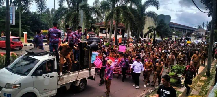 Tak Mau Dianggap Sapi Perahan, Ratusan Aparatur Desa di Pandeglang Berunjuk Rasa