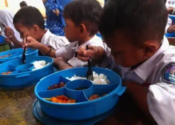 Sejumlah anak SD di Kecamatan Labuan, Kabupaten Pandeglang, menyantap makanan pada program MBG, Senin (17/2/2025). (ISTIMEWA)