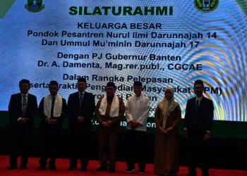 Pj Gubernur Banten A Damenta, melepas peserta PPM Pondok Pesantren Nurul Ilmi Darunnajah 14 dan Darunnajah 17, di Pendopo Gubernur Banten, KP3B Curug, Kota Serang, Selasa (18/2/2025). (LUTHFI/SATELITNEWS.COM)