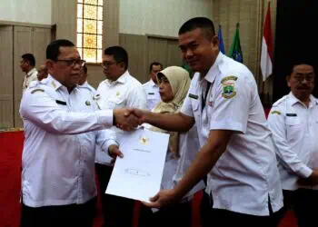 Pj Gubernur Banten A Damenta, memberikan SK Rotasi kepada seorang pejabat Pemprov Banten. (LUTHFI/SATELITNEWS.COM)