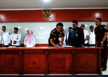 Kejaksaan Negeri (Kejari) Serang dan Pemerintah Kabupaten (Pemkab) Serang, melakukan Penandatanganan Perjanjian Kerja Sama (PKS) tentang penanganan Perkara Berdasarkan Keadilan Restorative, di Aula Tb. Suwandi, Rabu (19/2/2025). (SIDIK/SATELITNEWS.COM)