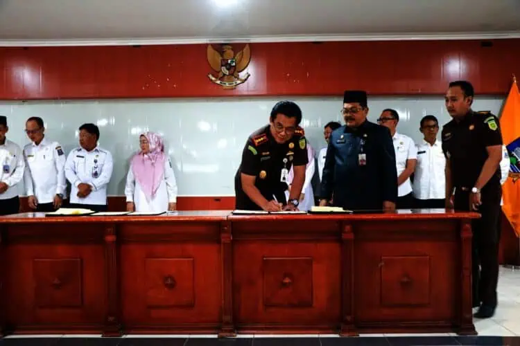 Kejaksaan Negeri (Kejari) Serang dan Pemerintah Kabupaten (Pemkab) Serang, melakukan Penandatanganan Perjanjian Kerja Sama (PKS) tentang penanganan Perkara Berdasarkan Keadilan Restorative, di Aula Tb. Suwandi, Rabu (19/2/2025). (SIDIK/SATELITNEWS.COM)