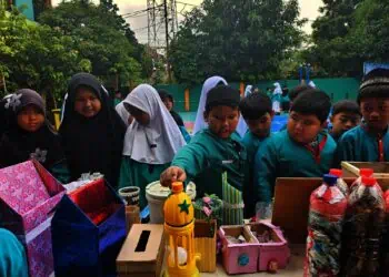 Peringati Hari Sampah Nasional, Siswa SDN Pondok Jagung Pamerkan Barang Hasil Daur Ulang