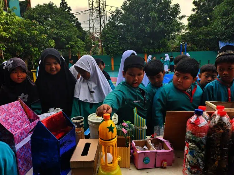 Peringati Hari Sampah Nasional, Siswa SDN Pondok Jagung Pamerkan Barang Hasil Daur Ulang