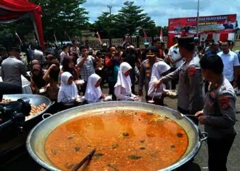 Kepolisian Resor (Polres) Serang, menggelar acara masak dan makan besar soto tangkar, bersama juru masak yang juga konten kreator Bobon Santoso, di halaman Mapolres Serang, Jumat (21/2/2025). (SIDIK/SATELITNEWS.COM)