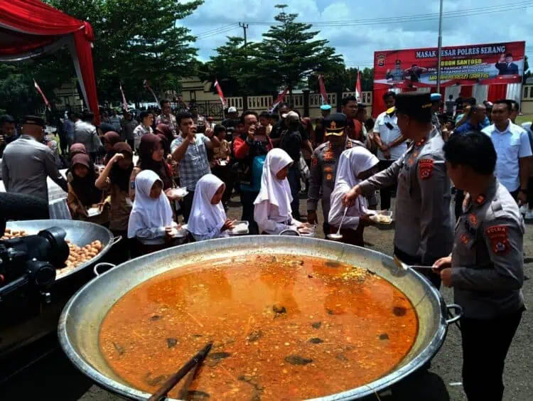 Kepolisian Resor (Polres) Serang, menggelar acara masak dan makan besar soto tangkar, bersama juru masak yang juga konten kreator Bobon Santoso, di halaman Mapolres Serang, Jumat (21/2/2025). (SIDIK/SATELITNEWS.COM)