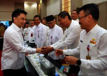 Di hari pertama bertugas, Wakil Gubernur Banten Dimyati Natakusumah, langsung mengumpulkan seluruh jajaran eselon II di lingkungan Pemprov Banten, di Aula Pendopo Gubernur Banten, KP3B, Kota Serang, Jumat (21/2/2025). (LUTHFI/SATELITNEWS.COM)