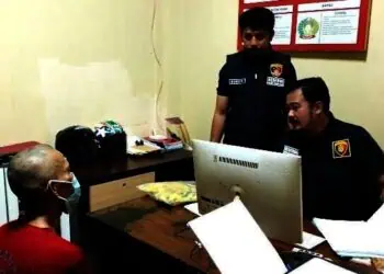 Personel PPA Satreskrim Polres Pandeglang, memeriksa terduga pelaku sodomi. (ISTIMEWA)