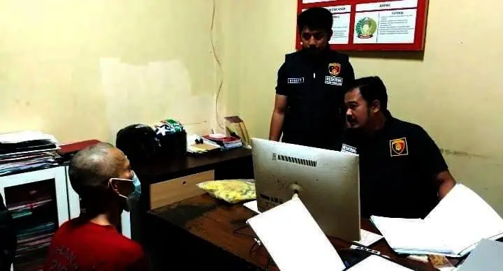 Personel PPA Satreskrim Polres Pandeglang, memeriksa terduga pelaku sodomi. (ISTIMEWA)