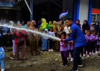 Puluhan pelajar diajarkan cara memadamkan api oleh petugas BPBDPK Pandeglang. (ISTIMEWA)