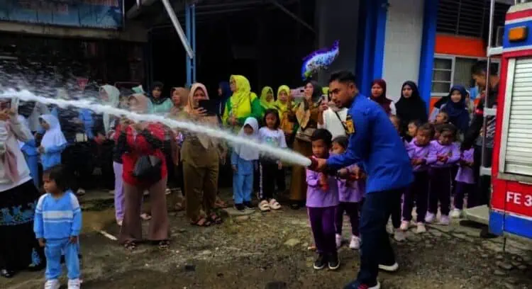 Puluhan pelajar diajarkan cara memadamkan api oleh petugas BPBDPK Pandeglang. (ISTIMEWA)