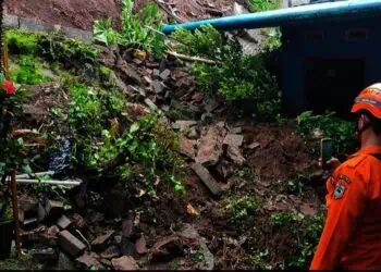 Sejumlah rumah warga di Kecamatan Pandeglang, Kabupaten Pandeglang, tertimbun tanah longsoran, Senin (24/2/2025). (ADIB FAHRIE/SATELITNEWS.COM)