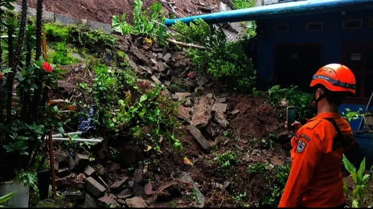 Sejumlah rumah warga di Kecamatan Pandeglang, Kabupaten Pandeglang, tertimbun tanah longsoran, Senin (24/2/2025). (ADIB FAHRIE/SATELITNEWS.COM)