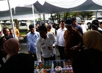 Wabup Pandeglang Iing Andri Supriadi, meninjau stand pedagang takjil ramadhan, di acara Bazar Kadaharan Buka Puasa, Selasa (25/2/2025). (ISTIMEWA)