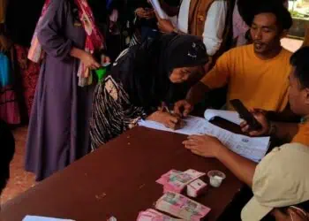 Sejumlah KPM menerima bansos PKH dan sembako di kantor Kecamatan Jiput. (ISTIMEWA)