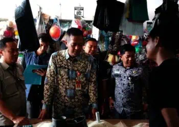 Satgas Pangan Polda Banten, Pemerintah Provinsi Banten, dan Dinas Koperasi UMKM Perindustrian dan Perdagangan (Diskoumperindag) Kabupaten Serang, melakukan Inspeksi Mendadak (Sidak) ke Pasar Baros, Kamis (27/2/2025). (SIDIK/SATELITNEWS.COM)