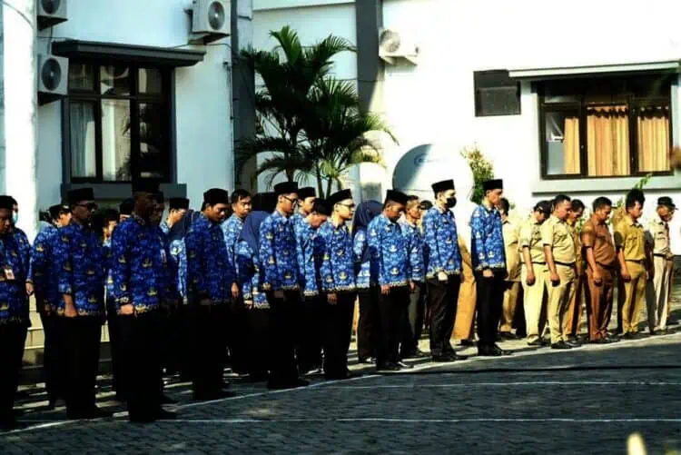 Sejumlah pegawai di lingkungan Pemkab Pandeglang, mengikuti apel pagi. Diketahui, para pegawai mendapatkan potongan jam kerja, selama bulan Ramadhan. (DOKUMEN/SATELITNEWS.COM)