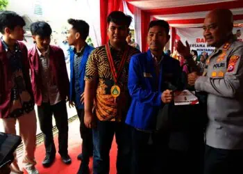 Jajaran Personel Polres Serang, bekerjasama dengan mahasiswa yang tergabung dalam Aliansi BEM dan Organisasi Kepemudaan Kabupaten Serang, melakukan vicon bersama Kapolri dan Panglima TNI di Mapolsek Ciruas, Kamis (27/2/2025). (ISTIMEWA)