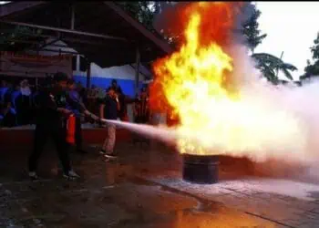 Personel Damkar BPBDPK Pandeglang, mengajarkan cara memadamkan api. (ISTIMEWA)