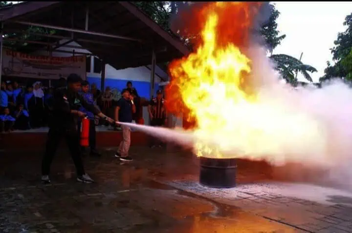 Personel Damkar BPBDPK Pandeglang, mengajarkan cara memadamkan api. (ISTIMEWA)
