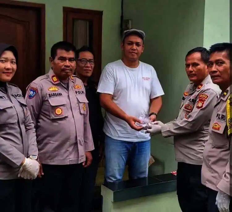 Pemotor Tinggalkan 6 Paket Narkoba di Pinggir Jalan Anggur Tangsel