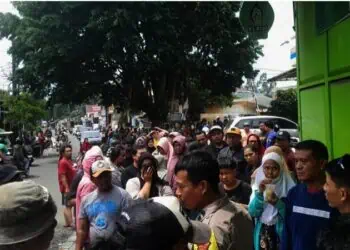 Demi Antre Tabung Gas 3 kg, Warga di Cibodas Terpaksa Tidak Masuk Kerja