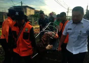 Penyapu Jalan DLH Kota Tangerang Tewas Tersambar KA di Tanah Tinggi