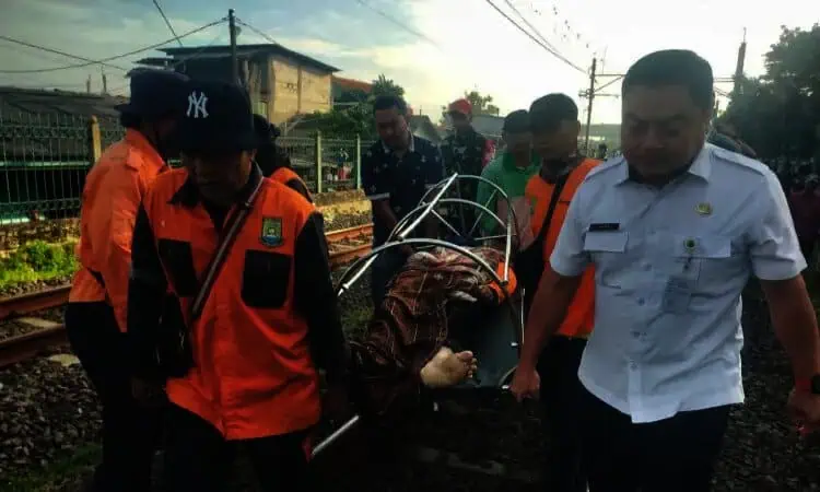 Penyapu Jalan DLH Kota Tangerang Tewas Tersambar KA di Tanah Tinggi
