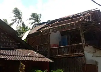 Atap rumah warga Kampung Babakan Nangka, Desa Angsana, Kecamatan Angsana rusak akibat tertiup angin kencang. (ISTIMEWA)