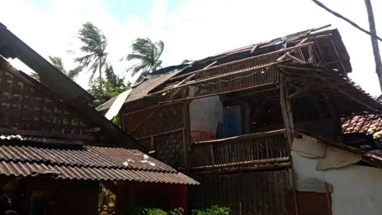 Ditiup Angin Kencang, Atap Lima Rumah Warga Pandeglang Rusak Berat