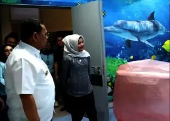 Kepala Dinkes Banten Ati Pramudji Hastuti (kanan) meninjau RSUD Labuan beberapa waktu lalu. Masyarakat Labuan meminta agar sarana kesehatan tersebut segera beroperasi. (ISTIMEWA)