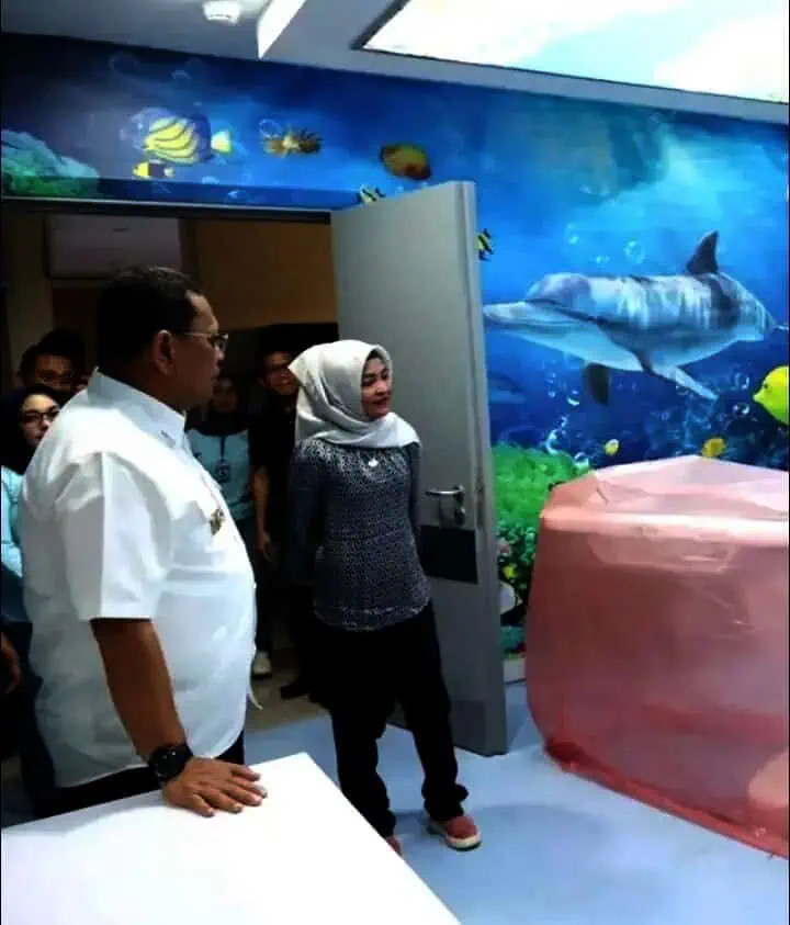 Kepala Dinkes Banten Ati Pramudji Hastuti (kanan) meninjau RSUD Labuan beberapa waktu lalu. Masyarakat Labuan meminta agar sarana kesehatan tersebut segera beroperasi. (ISTIMEWA)