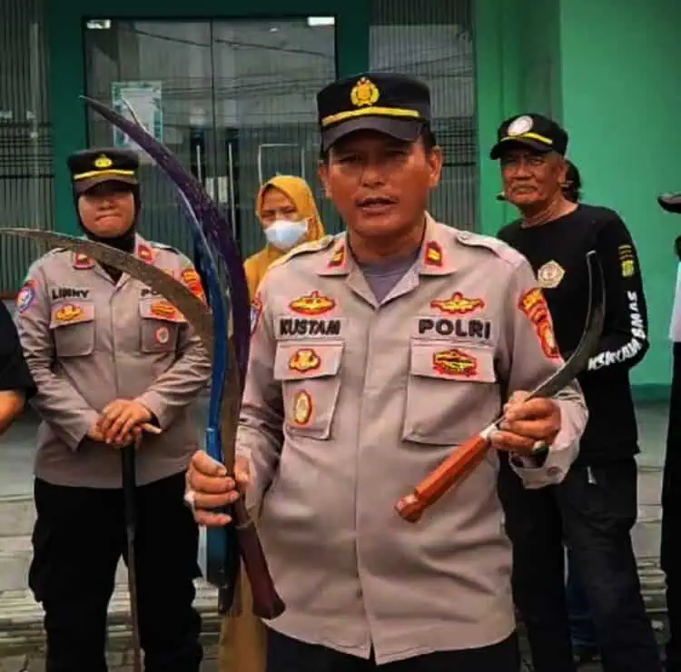 Warga Ciputat Timur Rebut Senjata Pelaku Tawuran, Lalu Serahkan ke Polisi