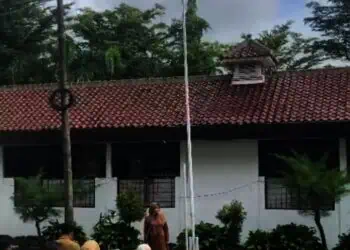Bupati Pandeglang Irna Narulita, pamit undur diri dari jabatannya, dihadapan para pegawai di lingkungan Setda Pandeglang, Selasa (18/2/2025). (ISTIMEWA)