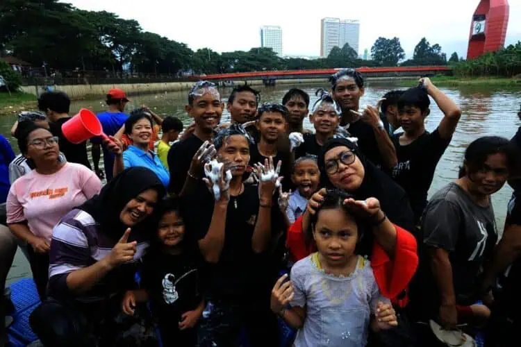 Jelang Ramadan, Masyarakat Babakan Tangerang Kembali Gelar Tradisi Keramas Bareng di Cisadane