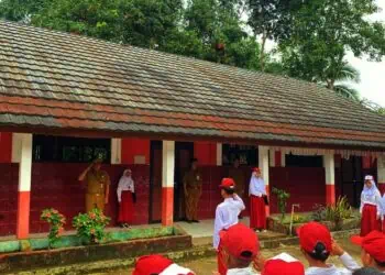 Kepala Desa Bandung, Kecamatan Banjar, Kabupaten Pandeglang, Wahyu Kusnadiharja, saat menjadi Pembina Upacara Pengibaran Bendera di SDN Bandung 1, Senin (3/2/2025). (ISTIMEWA)